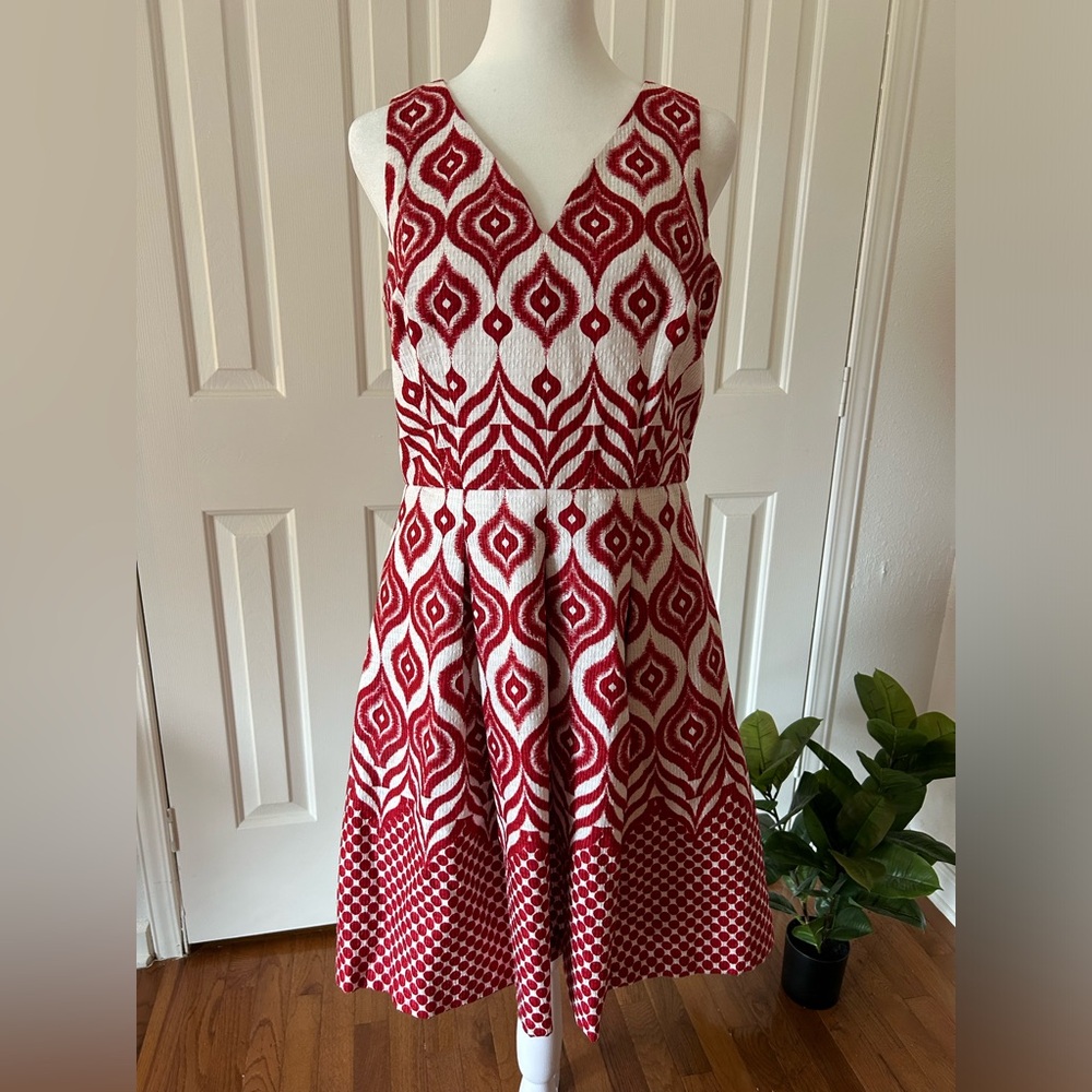 TAYLOR Red Geometric Print Sleeveless Textured Pleated Knee Length Dress - Sz 6
